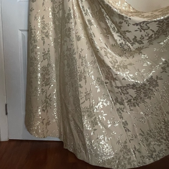 New Powder Bridal Dress- fully lined - Picture 9 of 12